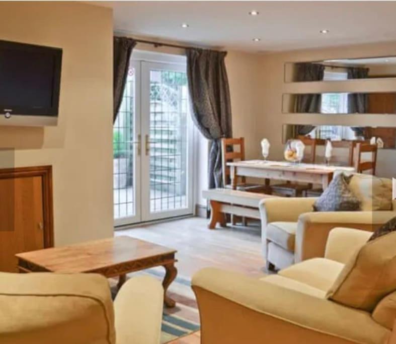 Surrounded By Fields Just 3 Miles From - Upon Avon - Alveston Pastures